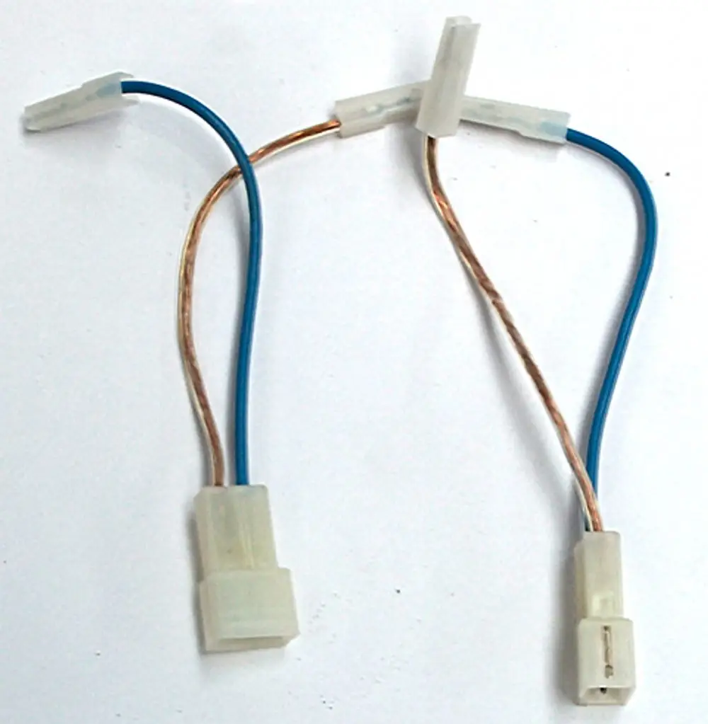 Daikin Adapterkabel mit zwei Steckverbindern und Kupferdrähten, geeignet für die Verbindung von Sensoren in Heizsystemen. Farbe der Drähte ist blau und braun.